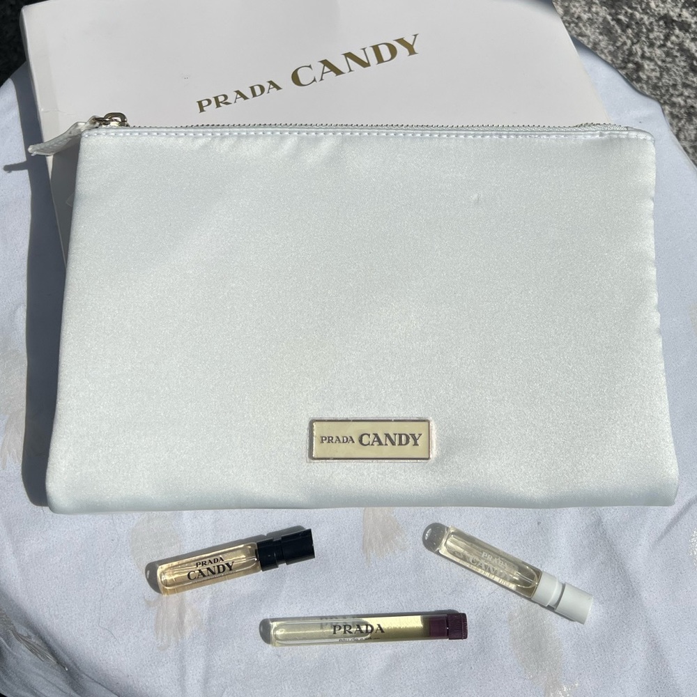 ꧁ NIB RARE Limited Edition White PRADA CANDY KISS Clutch ꧂